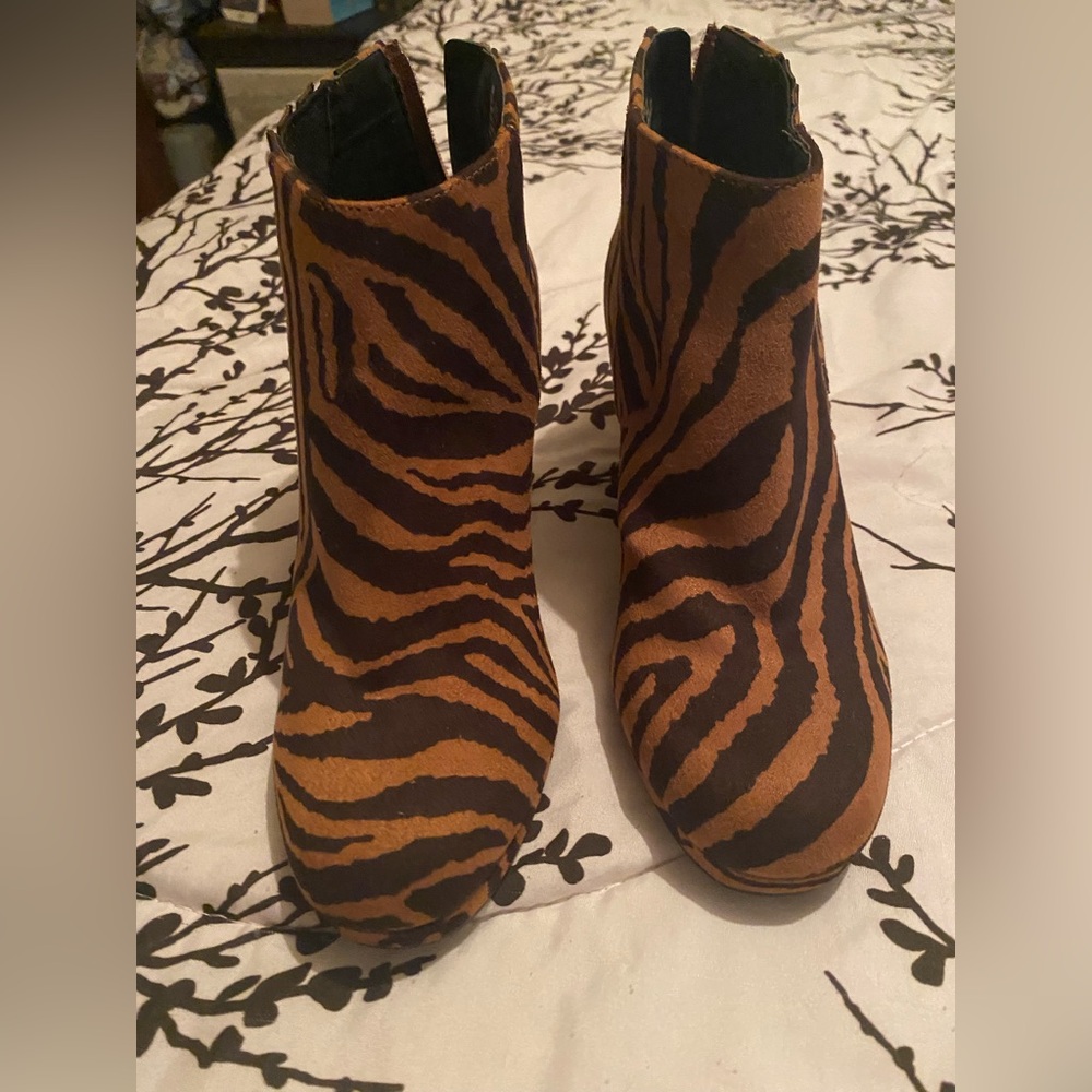 NWOT never worn Sugar boots, sz 8